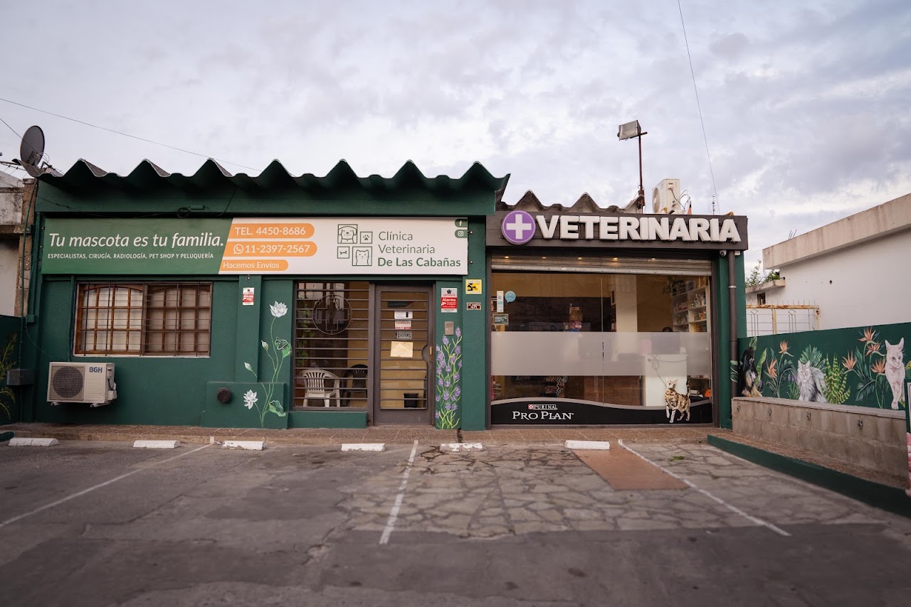 Fachada moderna de la Clínica Veterinaria de Las Cabañas en Villa Tesei Ituzaingó